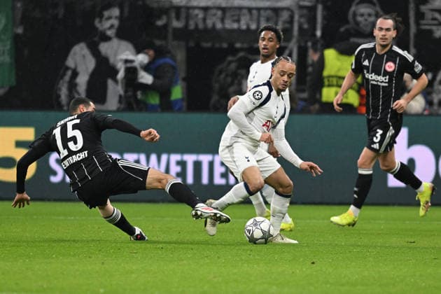 28 01 2026, xsltx, Football UEFA Champions League, Eintracht Frankfurt Tottenham Hotspur v l Ellyes Skhiri Eintracht Frankfurt Xavi Simons Tottenham Hotspur Zweikampf, Aktion, action, battle for the ball DFL DFB REGULATIONS PROHIBIT ANY USE OF PHOTOGRAPHS as IMAGE SEQUENCES and or QUASI VIDEO Frankfurt am Main