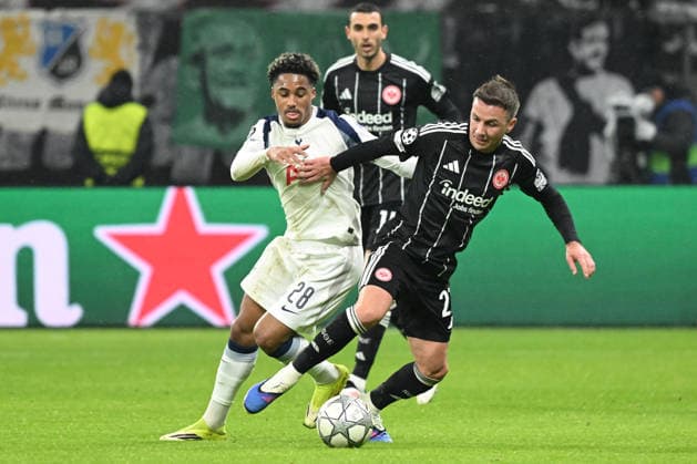28 01 2026, xsltx, Football UEFA Champions League, Eintracht Frankfurt Tottenham Hotspur v l Wilson Odobert Tottenham Hotspur Mario Götze Goetze Eintracht Frankfurt Zweikampf, Aktion, action, battle for the ball DFL DFB REGULATIONS PROHIBIT ANY USE OF PHOTOGRAPHS as IMAGE SEQUENCES and or QUASI VIDEO Frankfurt am Main