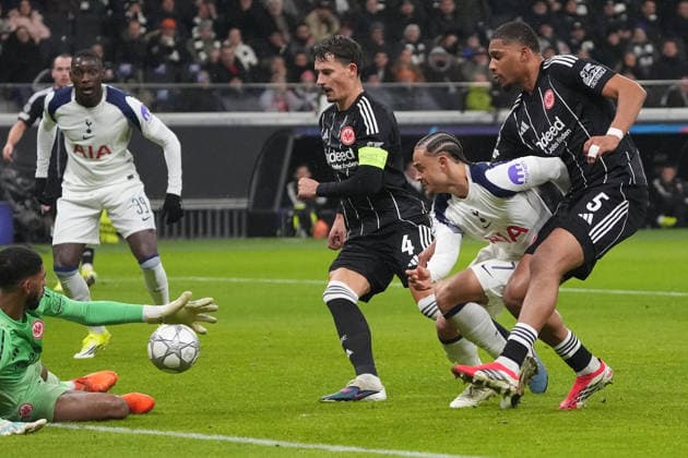 Xavi Simons Tottenham Hotspur, 7 pulls away against Robin Koch Eintracht Frankfurt and Aurele Amenda Eintracht Frankfurt Frankfurt 28 01 2026 Eintracht Frankfurt vs Tottenham Hotspurs, Deutsche Bank Park, Matchday 8 Champions League