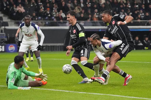 Xavi Simons Tottenham Hotspur, 7 pulls away against Robin Koch Eintracht Frankfurt and Aurele Amenda Eintracht Frankfurt Frankfurt 28 01 2026 Eintracht Frankfurt vs Tottenham Hotspurs, Deutsche Bank Park, Matchday 8 Champions League