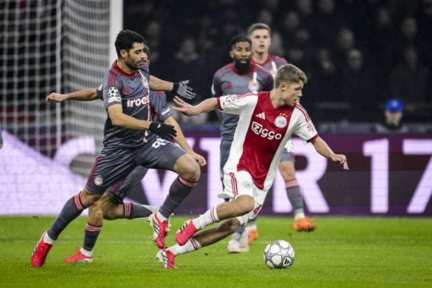 AMSTERDAM (l-r) Mehdi Taremi of Olympiakos Piraeus and Sean Steur of AFC Ajax during the UEFA Champions League match between AFC Ajax and Olympiakos Piraeus at the Johan Cruijff ArenA on January 28, 2026, in Amsterdam, Netherlands. OLAF KRAAK ANP UEFA Champions League 2025-2026 xVIxANPxSportx xxANPxIVx 548919288 originalFilename: 548919288.jpg