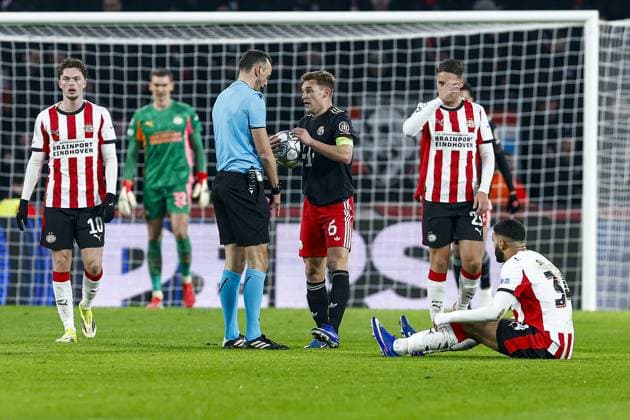 EINDHOVEN , 28-01-2026 , Philips Stadium , season 2025 2026 , UEFA Champions League football , League phase matchday 8 , match between PSV and Bayern Munchen , picture shows referee Joao Pinheiro and Bayern Munchen player Joshua Kimmich PSV - Bayern Munchen  x201144884x Copyright: