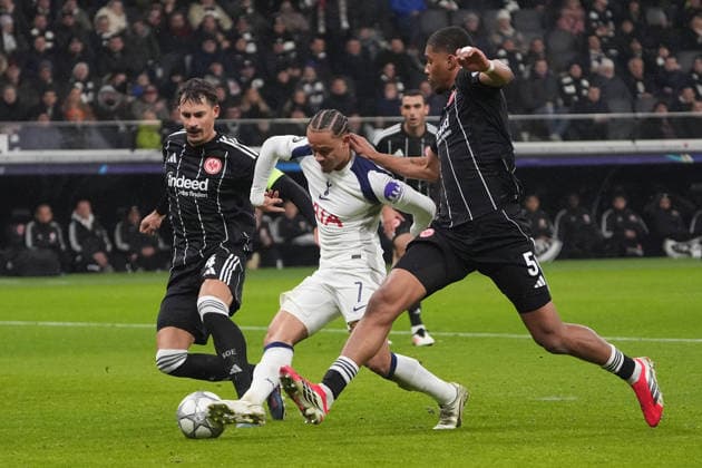 Xavi Simons Tottenham Hotspur, 7 pulls away against Robin Koch Eintracht Frankfurt and Aurele Amenda Eintracht Frankfurt Frankfurt 28 01 2026 Eintracht Frankfurt vs Tottenham Hotspurs, Deutsche Bank Park, Matchday 8 Champions League