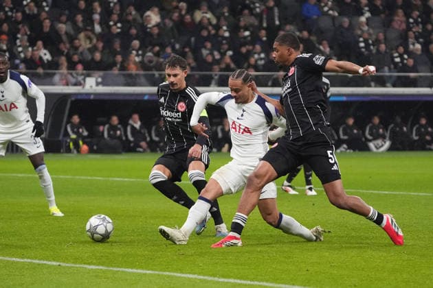 Xavi Simons Tottenham Hotspur, 7 pulls away against Robin Koch Eintracht Frankfurt and Aurele Amenda Eintracht Frankfurt Frankfurt 28 01 2026 Eintracht Frankfurt vs Tottenham Hotspurs, Deutsche Bank Park, Matchday 8 Champions League