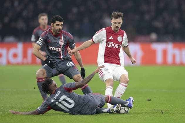 AMSTERDAM , 28-01-2026 , JohanCruijff ArenA , season 2025 2026 , UEFA Champions League football , League phase Matchday 8 , match between Ajax and Olympiacos , picture shows Olympiacos player Gelson Martins, Ajax player Youri Baas Ajax - Olympiacos  x201144899x Copyright: