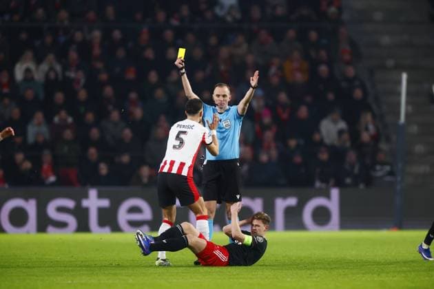 EINDHOVEN (l-r) Ivan Perisic of PSV Eindhoven receives the yellow card during the UEFA Champions League match between PSV Eindhoven and FC Bayern Munich at the Phillips Stadium on January 28, 2026, in Eindhoven, Netherlands. SEM VAN DER WAL ANP UEFA Champions League 2025-2026 xVIxANPxSportx xxANPxIVx 548918074 originalFilename: 548918074.jpg