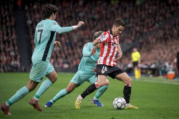 UEFA Champions League Athletic Club vs Sporting Clube de Portugal Inigo Ruiz De Galarreta of Athletic Club attempt to hold possession whilst under pressure from Francisco Trincao and Maximiliano Araujo of Sporting Clube de Portugal during Champions League 2025-26 League phase match between Athletic Club and Sporting Clube de Portugal at San mames stadium. Bilbo (Basque Country). January 28, 2026. (Gari Garaialde Bostok Photo) Bilbao Bizkaia Spain Editorial Use Only  Copyright: xGarikoitzxGaraialdex xBostokxPhotox Bostok Photo GarixGaraialdex GG2601280160