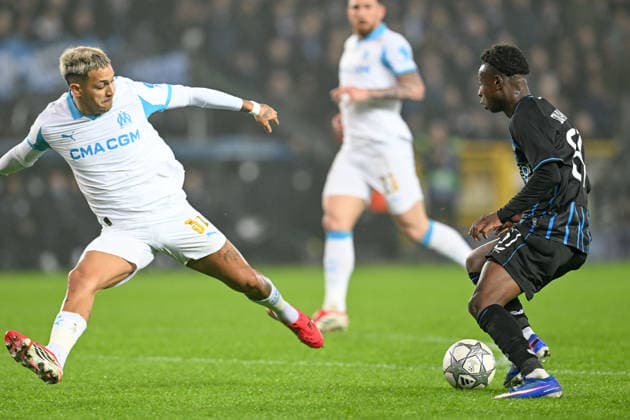 260127 Club Brugge vs Marseille Facundo Medina (32) of Marseille defending on Mamadou Diakhon (67) of Club Brugge during the Uefa Champions League 8th matchday in the League phase game in season 2025 - 2026 between Club Brugge KV and Olympique de Marseille on January 28 , 2026 in Brugge, Belgium. (Photo by David Catry Isosport) Brugge Belgium  Copyright: xDavidxCatryx 20260128DC2_7801