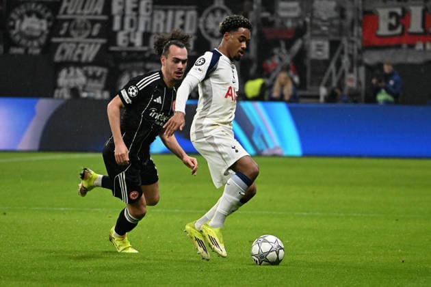 28 01 2026, xsltx, Football UEFA Champions League, Eintracht Frankfurt Tottenham Hotspur v l Arthur Theate Eintracht Frankfurt Wilson Odobert Tottenham Hotspur Zweikampf, Aktion, action, battle for the ball DFL DFB REGULATIONS PROHIBIT ANY USE OF PHOTOGRAPHS as IMAGE SEQUENCES and or QUASI VIDEO Frankfurt am Main