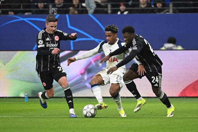 28 01 2026, xjhx, Football UEFA Champions League, Eintracht Frankfurt Tottenham Hotspur v l Mario Götze Goetze Eintracht Frankfurt Wilson Odobert Tottenham Hotspur AurÃ lio Buta Eintracht Frankfurt Zweikampf, action, action, battle for the ball Frankfurt am Main