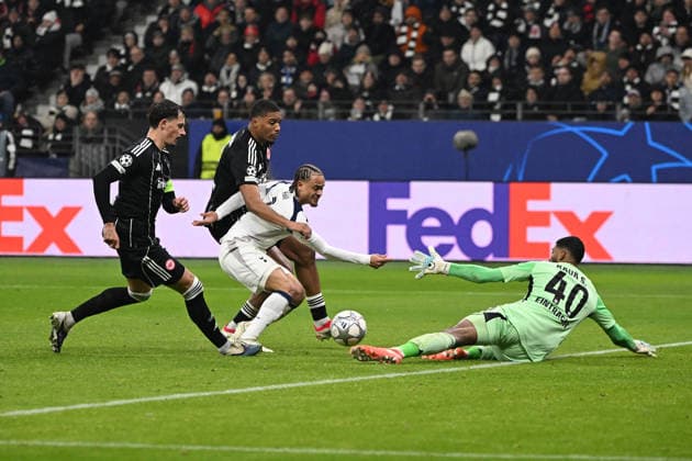 28 01 2026, xjhx, Football UEFA Champions League, Eintracht Frankfurt Tottenham Hotspur v l Robin Koch Eintracht Frankfurt Aurele Amenda Eintracht Frankfurt Xavi Simons Tottenham Hotspur Kaua Santos Eintracht Frankfurt Zweikampf, Aktion, action, battle for the ball Frankfurt am Main