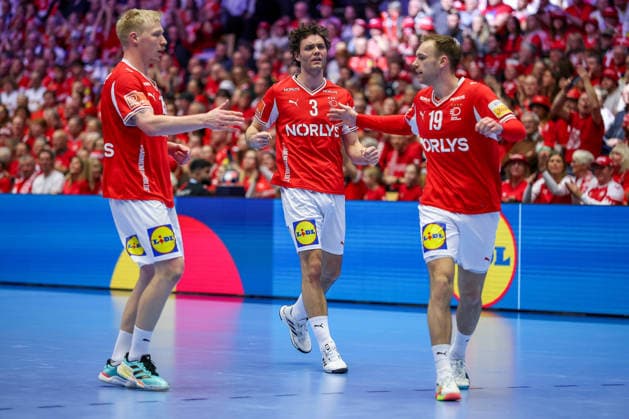28 01 2026, Handball, Men s EHF EURO 2026, Denmark Norway, Jyske Bank Boxen in Herning, Denmark, Main Round Magnus Saugstrup Jensen Denmark 15 Niclas Vest Kirkelokke Denmark 03 Mathias Gidsel Denmark 19 cheering Denmark