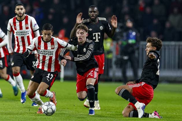 EINDHOVEN , 28-01-2026 , Philips Stadium , season 2025 2026 , UEFA Champions League football , League phase matchday 8 , match between PSV and Bayern Munchen , picture shows PSV player Mauro Junior and Bayern Munchen player Lennart Karl PSV - Bayern Munchen  x201144914x Copyright: