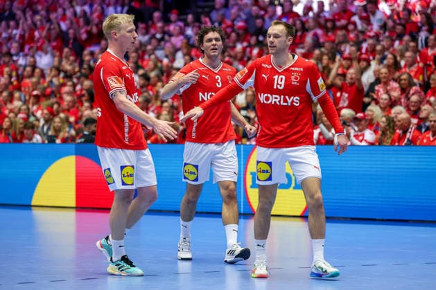 28 01 2026, Handball, Men s EHF EURO 2026, Denmark Norway, Jyske Bank Boxen in Herning, Denmark, Main Round Magnus Saugstrup Jensen Denmark 15 Niclas Vest Kirkelokke Denmark 03 Mathias Gidsel Denmark 19 cheering Denmark
