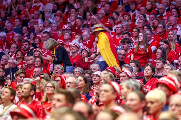 28 01 2026, Handball, Men s EHF EURO 2026, Denmark Norway, Jyske Bank Boxen in Herning, Denmark, Main Round German fans make their way through the crowds of Danish fans in the stands Denmark