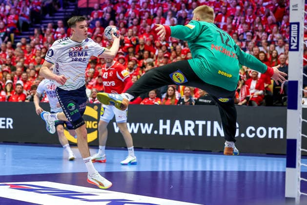 28 01 2026, Handball, Men s EHF EURO 2026, Denmark Norway, Jyske Bank Boxen in Herning, Denmark, Main Round Patrick Helland Anderson Norway 35 throws the ball on goal Emil Nielsen Denmark 12 Denmark