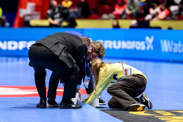 260128 The floor is being repaired during the EHF European Handball Championship main round match between Switzerland and Sweden on January 28, 2026 in Malmö Photo Petter Arvidson BILDBYRAN kod PA PA1145 handball handball handballs em 2026 schweiz sverige sweden ehf european handball championship switzerland bbeng  Copyright: PETTERxARVIDSON BB260128PA178