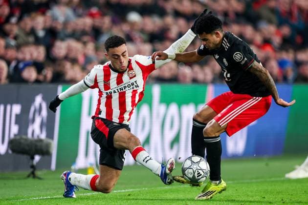 EINDHOVEN - (l-r) Sergino Dest of PSV Eindhoven, Luis Diaz of FC Bayern Munich during the UEFA Champions League match between PSV Eindhoven and FC Bayern Munich at the Phillips Stadium on January 28, 2026, in Eindhoven, Netherlands. BART STOUTJESDIJK ANP UEFA Champions League 2025-2026 xVIxANPxSportx xxANPxIVx 548919463 originalFilename: 548919463.jpg