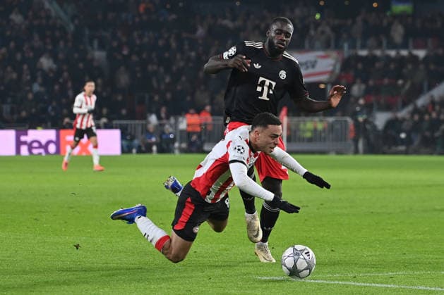 28 01 2026, xjrdrx, Football UEFA Champions League, PSV Eindhoven FC Bayern Muenchen v l Sergino Dest PSV Eindhoven Dayot Upamecano FC Bayern Muenchen Zweikampf, Aktion, action, battle for the ball DFL DFB REGULATIONS PROHIBIT ANY USE OF PHOTOGRAPHS as IMAGE SEQUENCES and or QUASI VIDEO Eindhoven