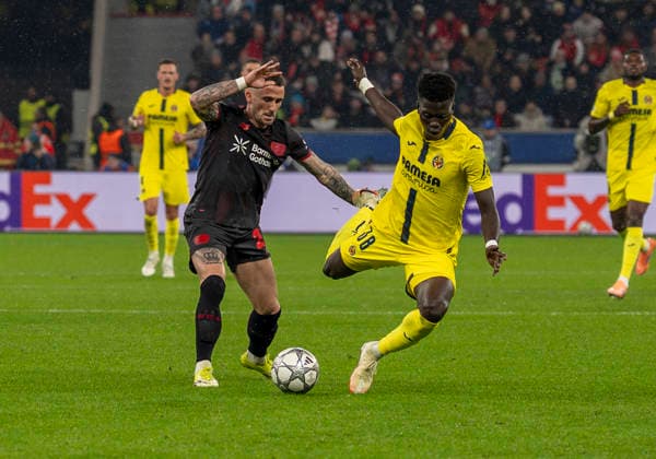 Duel between Diatta Alassane FC Villareal, 38 re and Aleix GARCIA Bayer 04 Leverkusen, 24 li Bayer 04 Leverkusen FC Villareal, Leverkusen, BayArena, 28 01 2026, GER, Herren, UEFA Champions League, Season 2025 2026 UEFA regulations prohibit any use of photographs as image sequences and or quasi video Copyright: HMBxMedia xMarcoxBader
