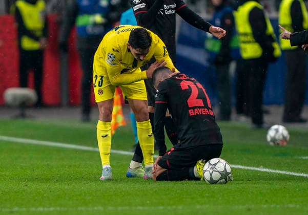 Sergi Cardona FC Villareal, 23 apologizes to Lucas VAZQUEZ Bayer 04 Leverkusen, 21 who kneels on the ground after a foul Bayer 04 Leverkusen FC Villareal, Leverkusen, BayArena, 28 01 2026, GER, Men, UEFA Champions League, Season 2025 2026 UEFA regulations prohibit any use of photographs as image sequences and or quasi video Copyright: HMBxMedia xMarcoxBader