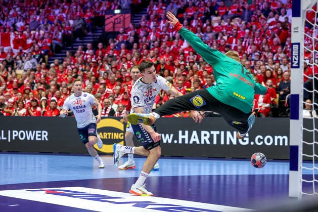 28 01 2026, Handball, Men s EHF EURO 2026, Denmark Norway, Jyske Bank Boxen in Herning, Denmark, Main Round Patrick Helland Anderson Norway 35 throws the ball on goal Emil Nielsen Denmark 12 Denmark