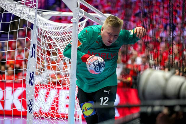 28 01 2026, Handball, Men s EHF EURO 2026, Denmark Norway, Jyske Bank Boxen in Herning, Denmark, Main Round Emil Nielsen Denmark 12 gets the ball out of the net behind the goal and hits his head on the goal Denmark