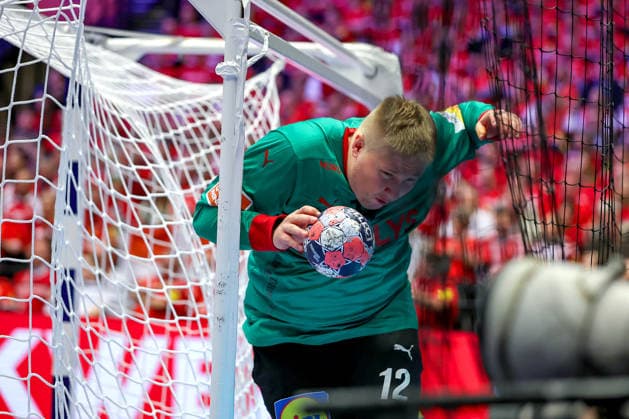 28 01 2026, Handball, Men s EHF EURO 2026, Denmark Norway, Jyske Bank Boxen in Herning, Denmark, Main Round Emil Nielsen Denmark 12 gets the ball out of the net behind the goal and hits his head on the goal Denmark