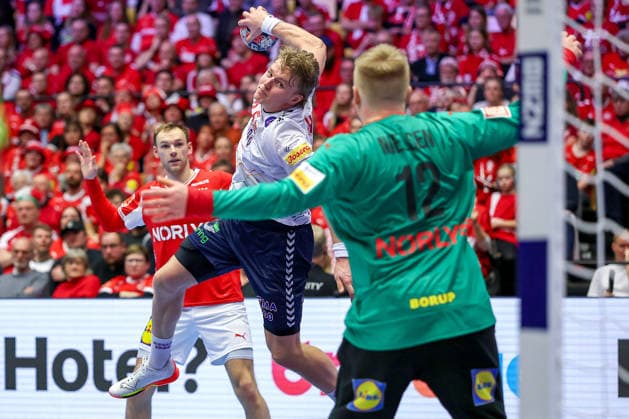 28 01 2026, Handball, Men s EHF EURO 2026, Denmark Norway, Jyske Bank Boxen in Herning, Denmark, Main Round Martin Hernes Hovde Norway 25 throws the ball on goal Emil Nielsen Denmark 12 Denmark