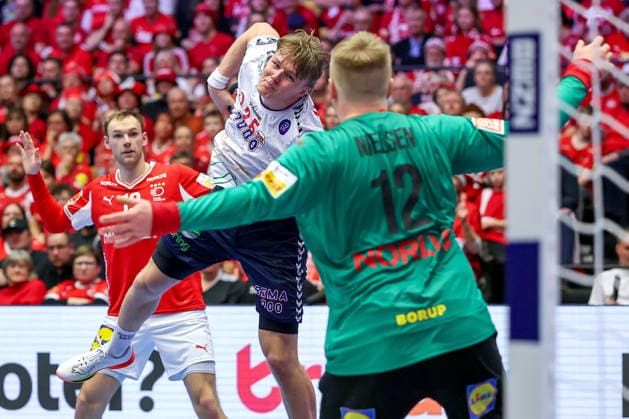 28 01 2026, Handball, Men s EHF EURO 2026, Denmark Norway, Jyske Bank Boxen in Herning, Denmark, Main Round Martin Hernes Hovde Norway 25 throws the ball on goal Emil Nielsen Denmark 12 Denmark