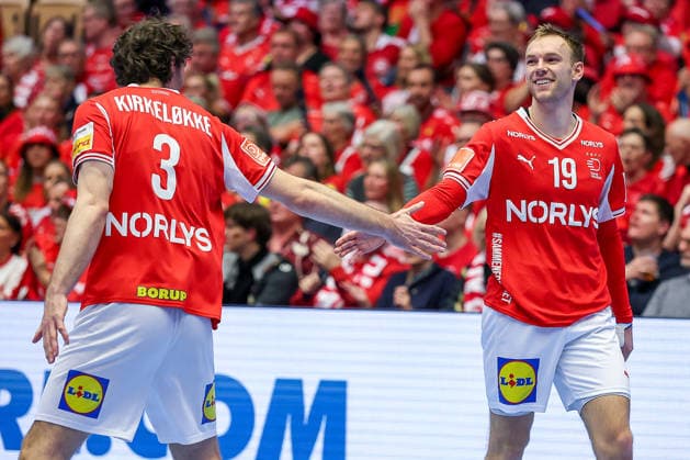 28 01 2026, Handball, Men s EHF EURO 2026, Denmark Norway, Jyske Bank Boxen in Herning, Denmark, Main Round Niclas Vest Kirkelokke Denmark 03 Mathias Gidsel Denmark 19 cheering Denmark