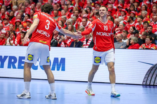 28 01 2026, Handball, Men s EHF EURO 2026, Denmark Norway, Jyske Bank Boxen in Herning, Denmark, Main Round Niclas Vest Kirkelokke Denmark 03 Mathias Gidsel Denmark 19 cheering Denmark
