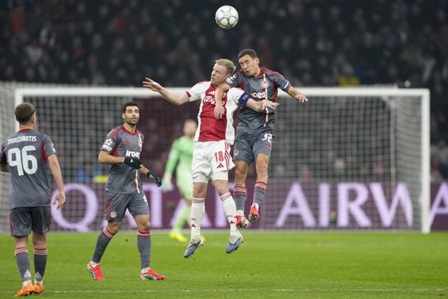 AMSTERDAM , 28-01-2026 , JohanCruijff ArenA , season 2025 2026 , UEFA Champions League football , League phase Matchday 8 , match between Ajax and Olympiacos , picture shows Ajax player Davy Klaassen, Olympiacos player Santiago Hezze Ajax - Olympiacos  x201145422x Copyright: