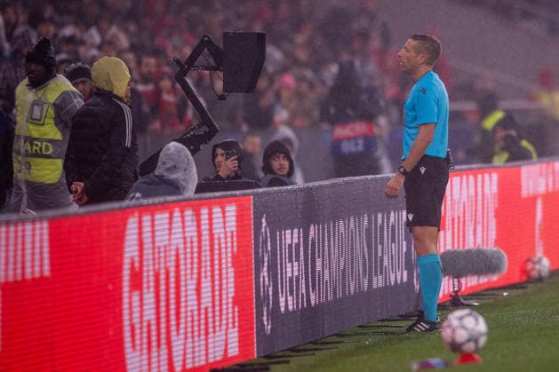 January 28, 2026, Lisbon, Lisbon, Portugal: LISBON, PORTUGAL - JANUARY 28: DAVIOE MASSA referee of the match go to the VAR for checking a potential penalty during the UEFA Champions League 2025 26 MD8 match between SL Benfica and Real Madrid CF, at Estadio do Lisboa e Benfica on January 28, 2026 in Lisbon, Portugal Lisbon Portugal - ZUMAl192 20260128_zsp_l192_032 Copyright: xMiguelxLemosx