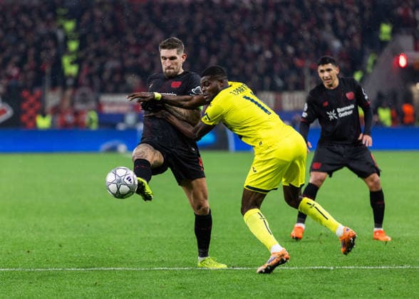 Leverkusen, Bayarena, 28 01 2026 Robert Andrich of Leverkusen challenges Thomas of Villareal during the Championsleague match Bayer 04 Leverkusen vs FC Villarreal