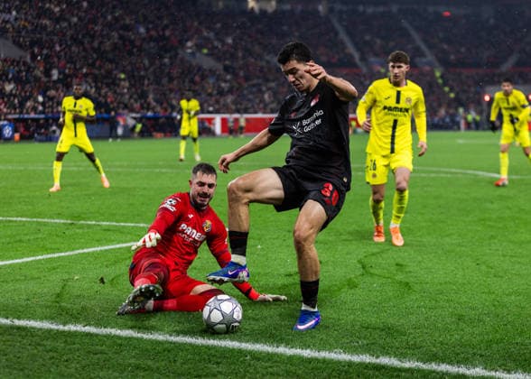 Leverkusen, Bayarena, 28 01 2026 goalkeeper Arnau Tenas of Villareal challenges Ibrahim Maza of Leverkusen during the Championsleague match Bayer 04 Leverkusen vs FC Villarreal