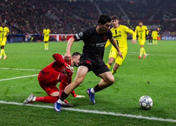 Leverkusen, Bayarena, 28 01 2026 goalkeeper Arnau Tenas of Villareal challenges Ibrahim Maza of Leverkusen during the Championsleague match Bayer 04 Leverkusen vs FC Villarreal