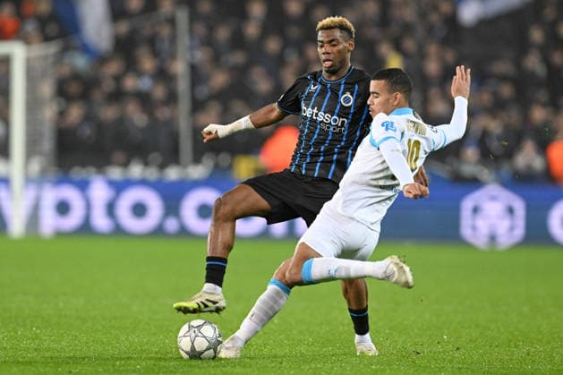 260127 Club Brugge vs Marseille Raphael Onyedika (15) of Club Brugge defending on Mason Greenwood (10) of Marseille during the Uefa Champions League 8th matchday in the League phase game in season 2025 - 2026 between Club Brugge KV and Olympique de Marseille on January 28 , 2026 in Brugge, Belgium. (Photo by David Catry Isosport) Brugge Belgium  Copyright: xDavidxCatryx 20260128DC2_8164