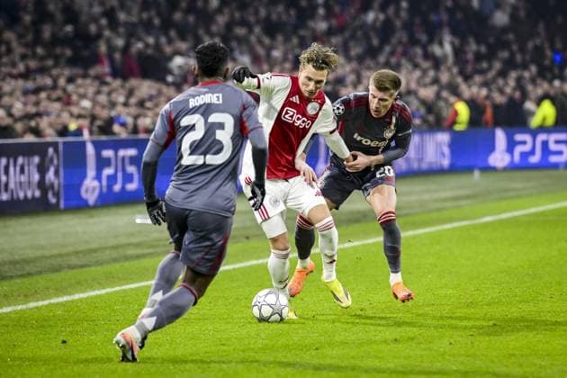 AMSTERDAM (l-r) Rodinei of Olympiakos Piraeus, Mika Godts of AFC Ajax, and Costinha of Olympiakos Piraeus during the UEFA Champions League match between AFC Ajax and Olympiakos Piraeus at the Johan Cruijff ArenA on January 28, 2026, in Amsterdam, Netherlands. OLAF KRAAK ANP UEFA Champions League 2025-2026 xVIxANPxSportx xxANPxIVx 548920093 originalFilename: 548920093.jpg
