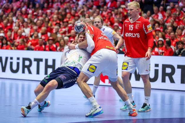 28 01 2026, Handball, Men s EHF EURO 2026, Denmark Norway, Jyske Bank Boxen in Herning, Denmark, Main Round Thomas Alfred Solstad Norway 32 is tied up by Simon Hald Jensen Denmark 34 Denmark