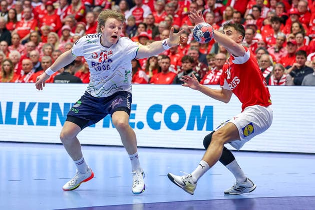 28 01 2026, Handball, Men s EHF EURO 2026, Denmark Norway, Jyske Bank Boxing in Herning, Denmark, Main Round Martin Hernes Hovde Norway 25 in a duel against Mads Hoxer Hangaard Denmark 38 Denmark