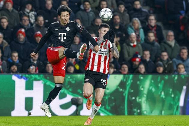 EINDHOVEN , 28-01-2026 , Philips Stadium , season 2025 2026 , UEFA Champions League football , League phase matchday 8 , match between PSV and Bayern Munchen , picture shows Bayern Munchen player Hiroki Ito and PSV player Dennis Man PSV - Bayern Munchen  x201145507x Copyright: