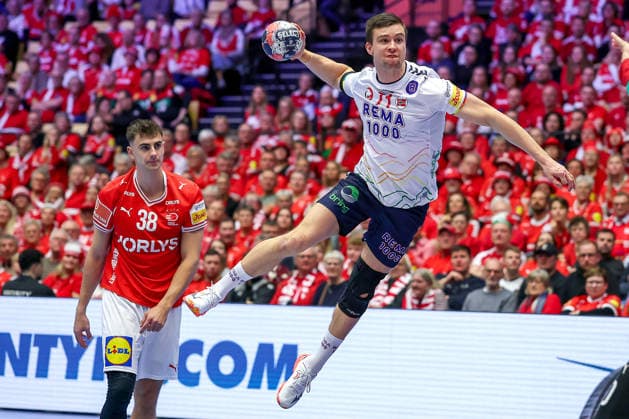 28 01 2026, Handball, Men s EHF EURO 2026, Denmark Norway, Jyske Bank Boxen in Herning, Denmark, Main Round Petter overby Norway 11 throws the ball on goal Denmark