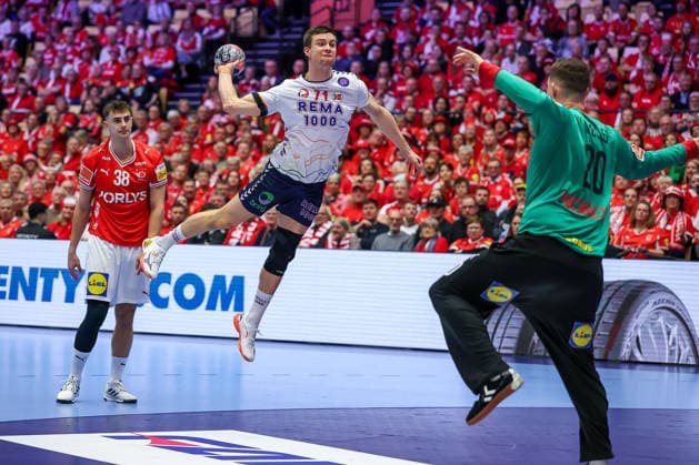 28 01 2026, Handball, Men s EHF EURO 2026, Denmark Norway, Jyske Bank Boxen in Herning, Denmark, Main Round Petter overby Norway 11 throws the ball on goal Kevin Moller Denmark 20 Denmark