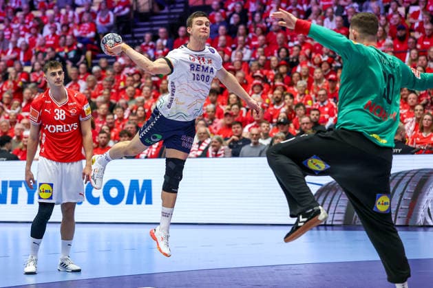 28 01 2026, Handball, Men s EHF EURO 2026, Denmark Norway, Jyske Bank Boxen in Herning, Denmark, Main Round Petter overby Norway 11 throws the ball on goal Kevin Moller Denmark 20 Denmark