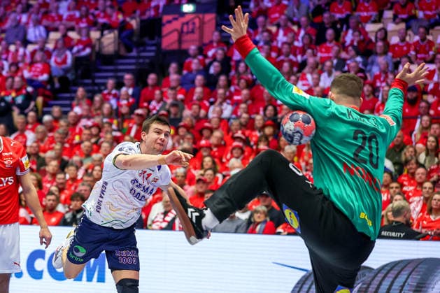 28 01 2026, Handball, Men s EHF EURO 2026, Denmark Norway, Jyske Bank Boxen in Herning, Denmark, Main Round Petter overby Norway 11 throws the ball on goal Kevin Moller Denmark 20 Denmark