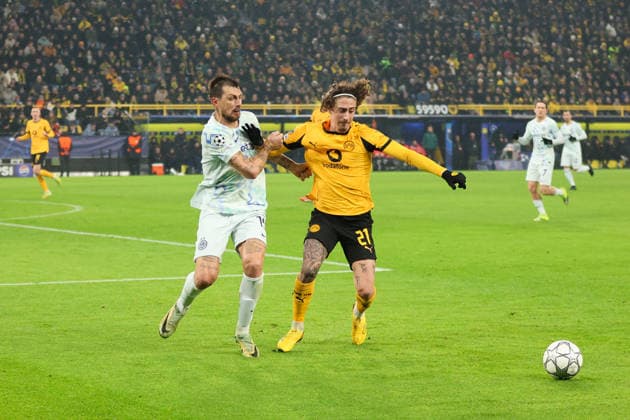 duel between Fabio Silva Borussia Dortmund and Francesco Acerbi Inter Milan GER, Borussia Dortmund vs Inter Milan, Football, Champions League, Matchday 8, Season 2025 2026, 28 01 2026 DFL REGULATIONS PROHIBIT ANY USE OF PHOTOGRAPHS AS IMAGE SEQUENCES AND OR QUASI VIDEO GER, Borussia Dortmund vs Inter Milan, Football, Champions League, Matchday 8, Season 2025 2026, 28 01 2026 Dortmund Copyright: xEibner-Pressefoto FrankxZeisingx EP_FZG