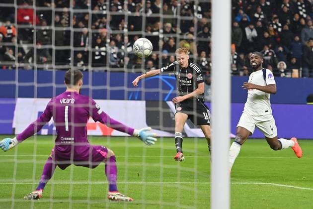 Goal chance Hugo LARSSON Eintracht Frankfurt to the crossbar,Action,Shot,re Kevin DANSO Tottenham Football Champions League,Season 2025 26, League phase Eintracht Frankfurt Tottenham Hotspur on 28 01 2026, D E U T S C H E B A N K P A R K
