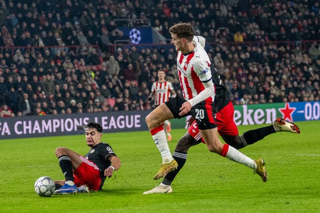 Duel between Aleksandar Pavlovic FC Bayern Muenchen, 45 , Guus Til PSV Eindhoven, 20 and Dayot Upamecano FC Bayern Muenchen, 02 PSV Eindhoven vs FC Bayern Muenchen, Football, UEFA Champions League, Matchday 08, 2025 2026 season, 28 01 2026 PSV Eindhoven vs FC Bayern Muenchen, Football, UEFA Champions League, Matchday 08, 2025 2026 season, 28 01 2026 Eindhoven Copyright: xEibner-Pressefoto ThomasxHaeslerx EP_THR