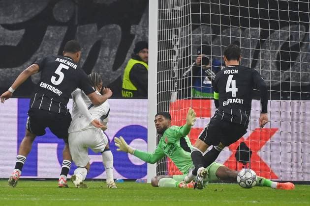 Goal chance Xavi SIMONS Tottenham , Goalkeeper Santos KAUA F saves the ball,ACTION,Shot Football Champions League,Season 2025 26, League phase Eintracht Frankfurt Tottenham Hotspur on 28 01 2026, D E U T S C H E B A N K P A R K